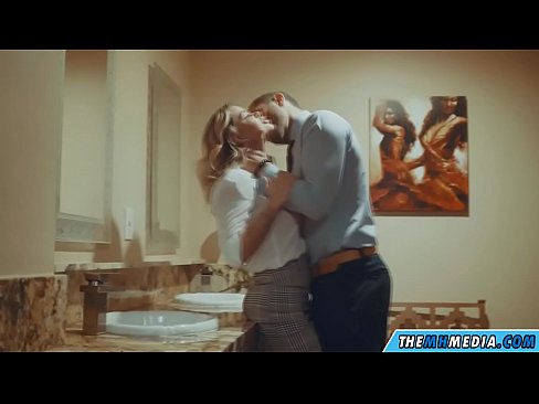 ❤️ Кад те прсата плавуша заведе у јавном тоалету Квалитет порно на sr.hentaidude.ru